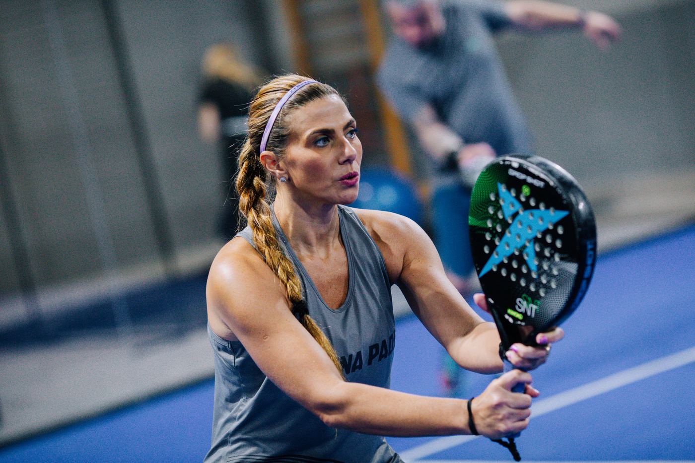 Atleta em quadra com raquete de padel