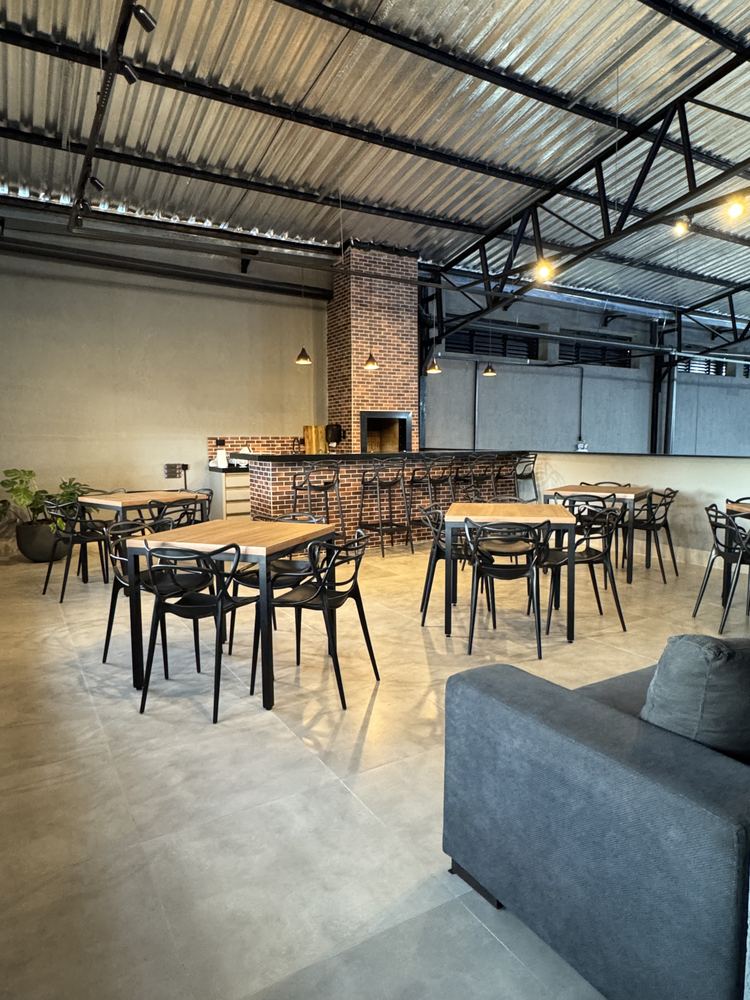 Área de convivência com mesas e bar