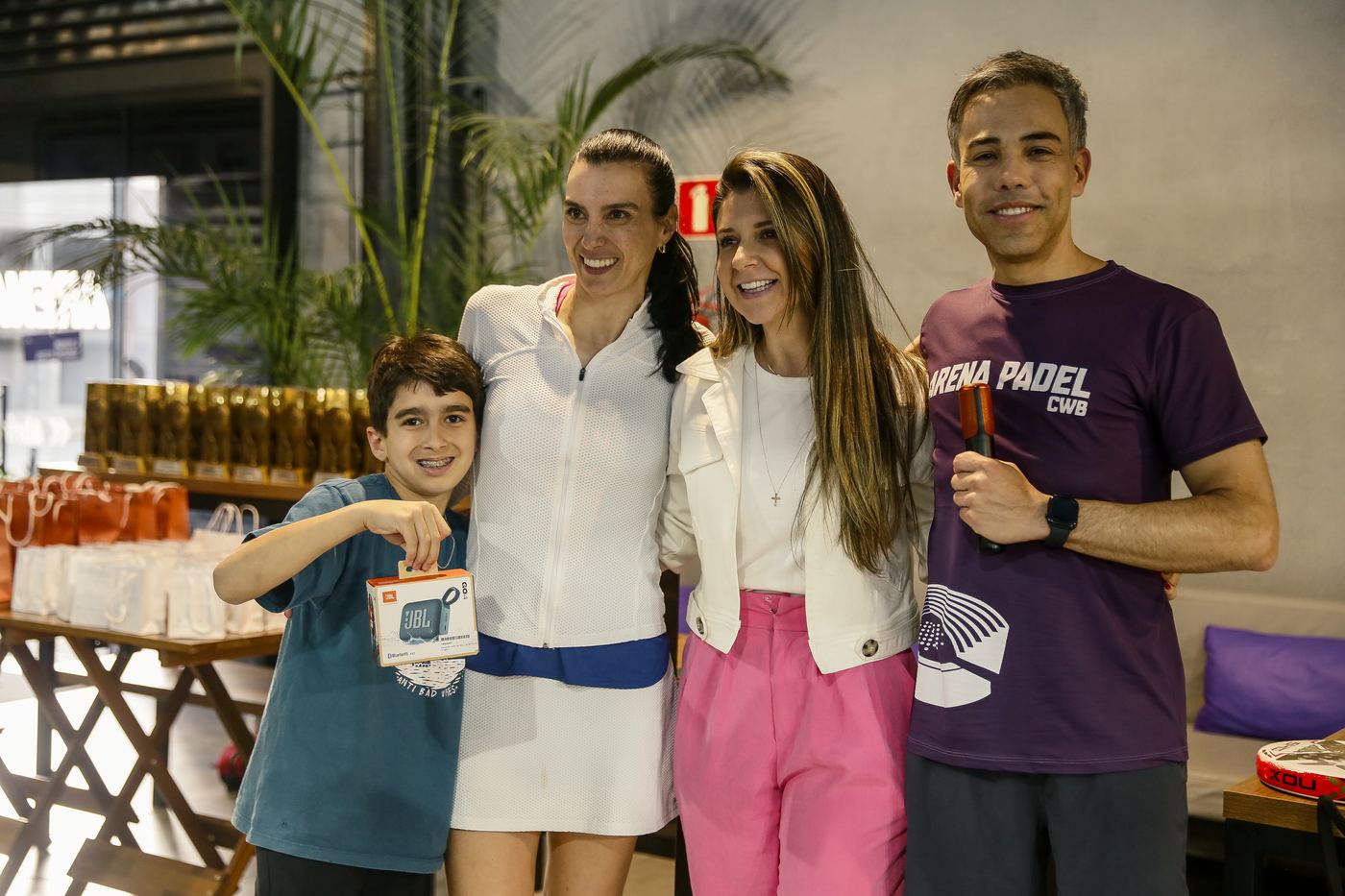 Família reunida em um evento na Arena Padel CWB