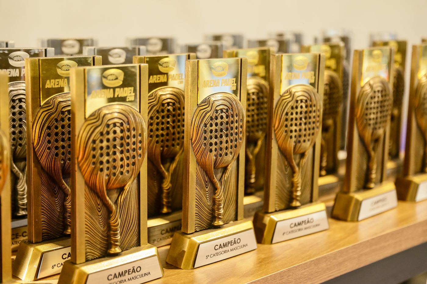 Troféus de campeão alinhados para a premiação